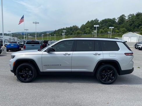 Used 2025 Jeep Grand Cherokee L Limited w/ Black Appearance Package AWD/4WD image 2