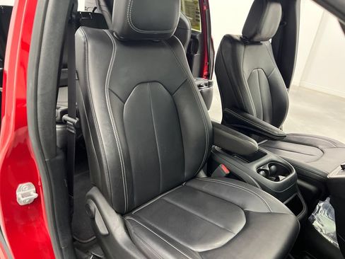 Used 2025 Chrysler Pacifica Select FWD image 30