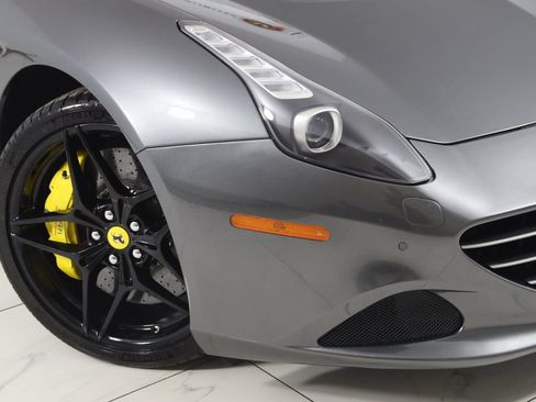 Used 2018 Ferrari California T image 23
