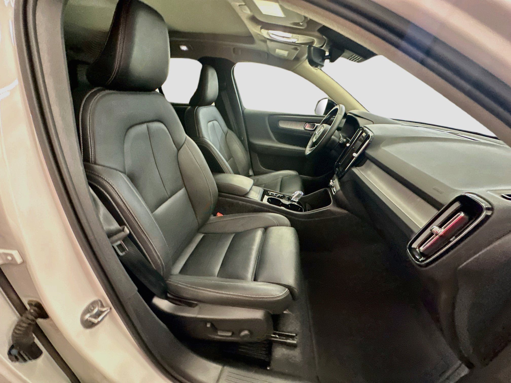 Used 2026 Volvo XC40 B5 Plus AWD/4WD image 34