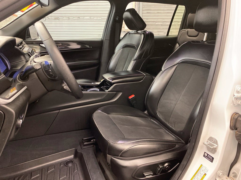 Used 2023 Jeep Grand Cherokee L Laredo RWD image 21