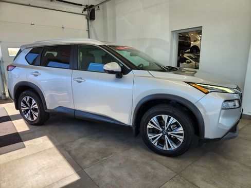 Used 2022 Nissan Rogue SV w/ SV Premium Package image 2