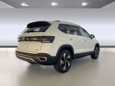New 2026 Volkswagen Taos SE image 9