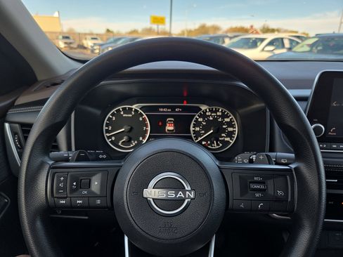 Used 2023 Nissan Rogue S image 19