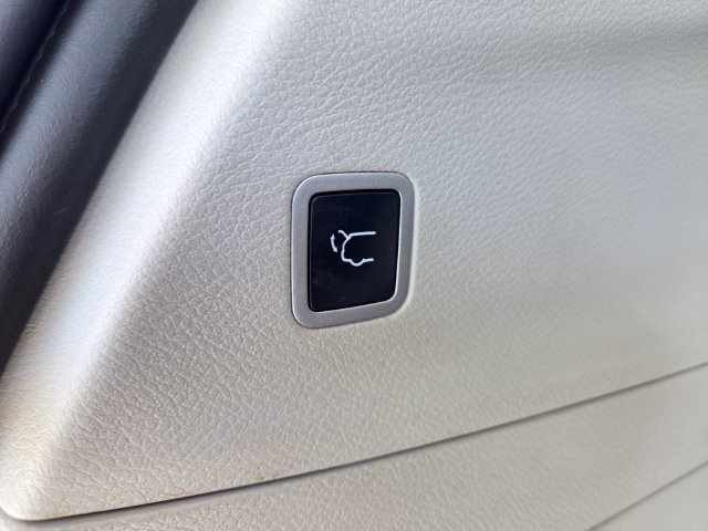 Used 2023 Chrysler Pacifica Limited FWD image 10