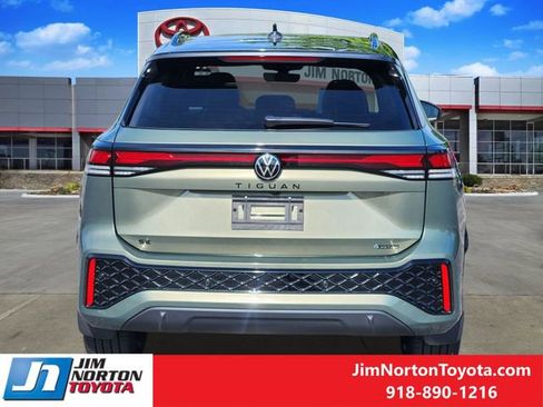 Used 2025 Volkswagen Tiguan SE R-Line AWD/4WD image 6