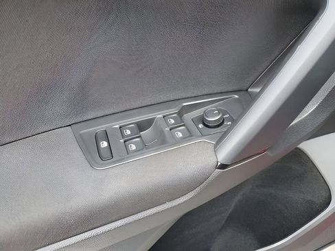 Used 2019 Volkswagen Tiguan S image 28