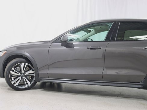Used 2025 Volvo V60 B5 Cross Country Plus AWD/4WD image 11