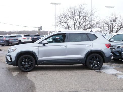 Certified 2023 Volkswagen Taos SE w/ Black Wheel Package image 4