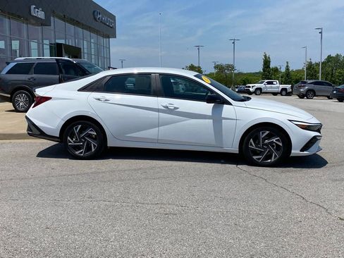 Used 2025 Hyundai Elantra Sport FWD image 9