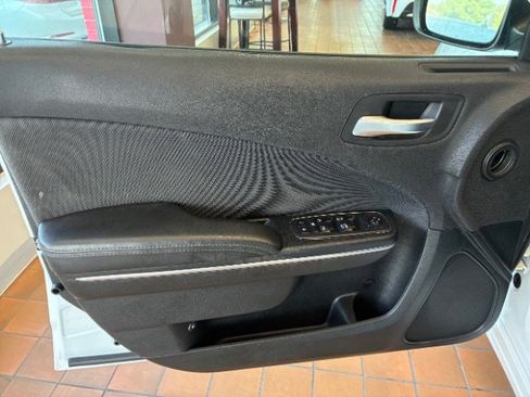 Used 2018 Dodge Charger SXT image 11