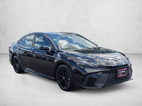 Certified 2025 Toyota Camry SE FWD image 3