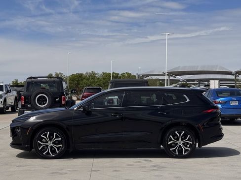 Used 2025 Toyota Crown Signia image 3