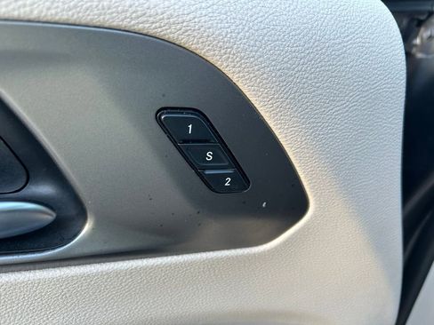 Used 2022 Chrysler Pacifica Touring-L image 19