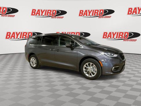 Used 2023 Chrysler Pacifica Touring-L w/ Uconnect Theater Family Group image 2