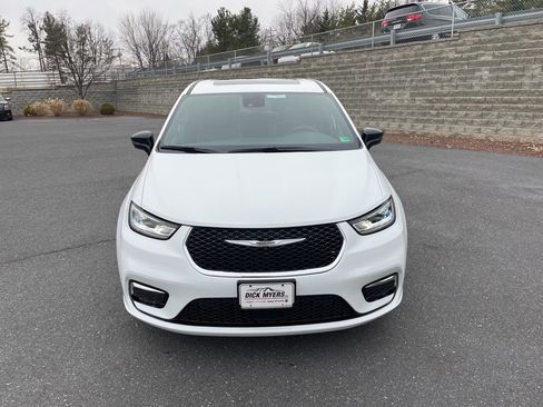 New 2026 Chrysler Pacifica Limited image 4