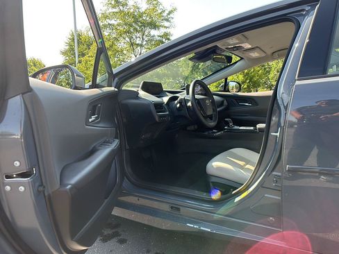 Used 2025 Toyota Prius XLE AWD/4WD image 2