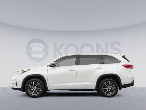 Used 2017 Toyota Highlander XLE w/ Carpet Mat Package AWD/4WD image 2