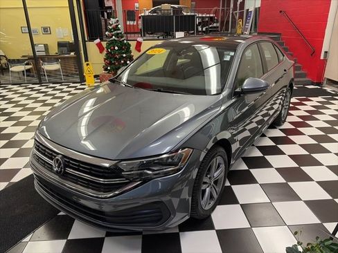 Certified 2024 Volkswagen Jetta SE w/ Panoramic Sunroof Package image 3