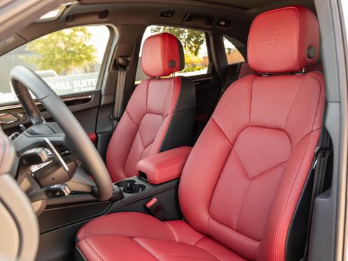 Certified 2026 Porsche Macan image 5