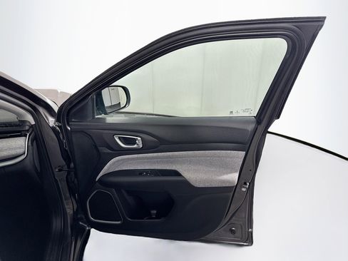 Used 2022 Jeep Compass Latitude image 30