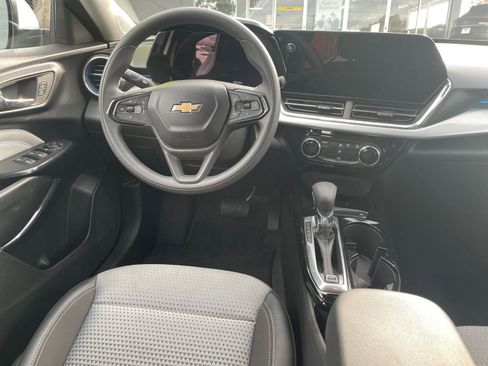 Used 2025 Chevrolet Trax LT image 32