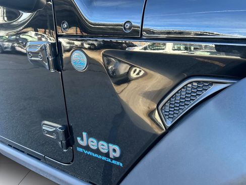 Used 2024 Jeep Wrangler Unlimited image 18