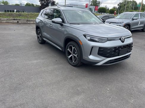 New 2025 Volkswagen Tiguan SE image 3