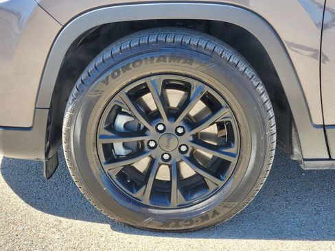 Used 2021 Jeep Cherokee Latitude Lux w/ Comfort/Convenience Group image 10