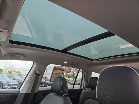 Used 2025 Volkswagen Atlas SEL Premium R-Line image 31