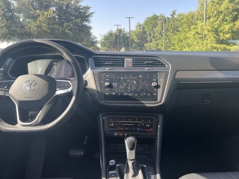 Certified 2023 Volkswagen Tiguan SE FWD image 25