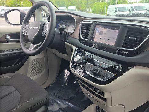 Certified 2023 Chrysler Voyager LX FWD image 9