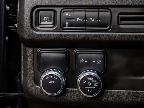 Used 2023 GMC Yukon SLE image 18