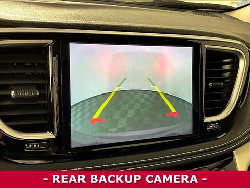 Used 2023 Chrysler Pacifica Limited FWD image 14