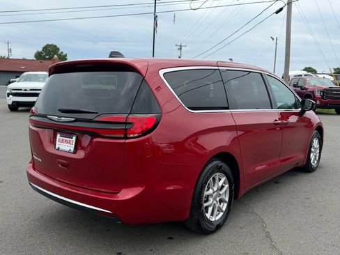 Used 2024 Chrysler Pacifica Touring-L FWD image 3
