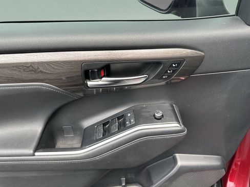 Used 2021 Toyota Highlander Limited FWD image 15