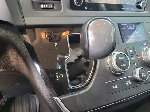 Used 2018 Toyota Sienna SE image 15