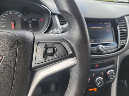 Used 2022 Chevrolet Trax LT w/ Midnight Edition image 19