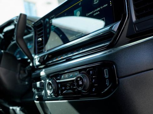 Used 2024 Chevrolet Silverado 3500 High Country w/ High Country Premium Package image 9