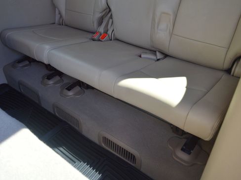 Used 2007 Saturn Outlook XR w/ Premium Trim Pkg image 18