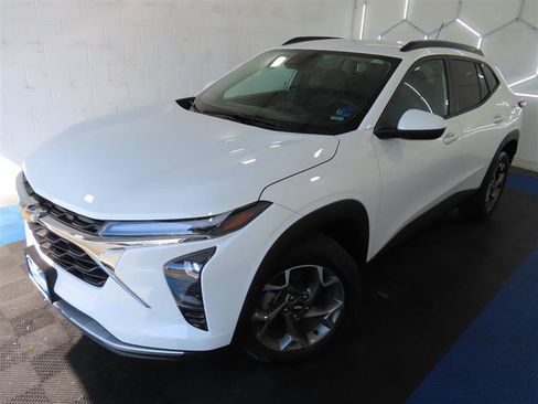 Used 2025 Chevrolet Trax LT w/ LT Convenience Package FWD image 4