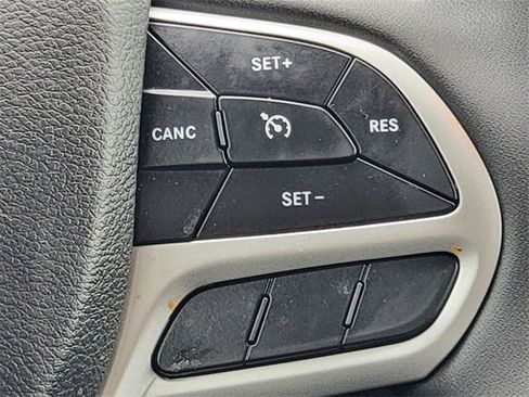 Certified 2022 Jeep Cherokee Latitude w/ Sun & Sound Group image 34