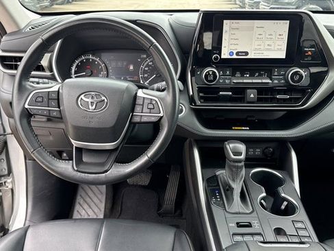 Used 2024 Toyota Highlander XLE AWD/4WD image 7
