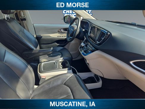 Used 2023 Chrysler Pacifica Touring-L FWD image 16