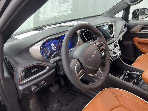 Used 2026 Chrysler Pacifica Pinnacle w/ Trailer Tow Group image 15