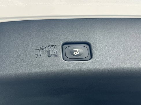 Certified 2025 Lincoln Nautilus Premier w/ Equipment Group 102A image 16