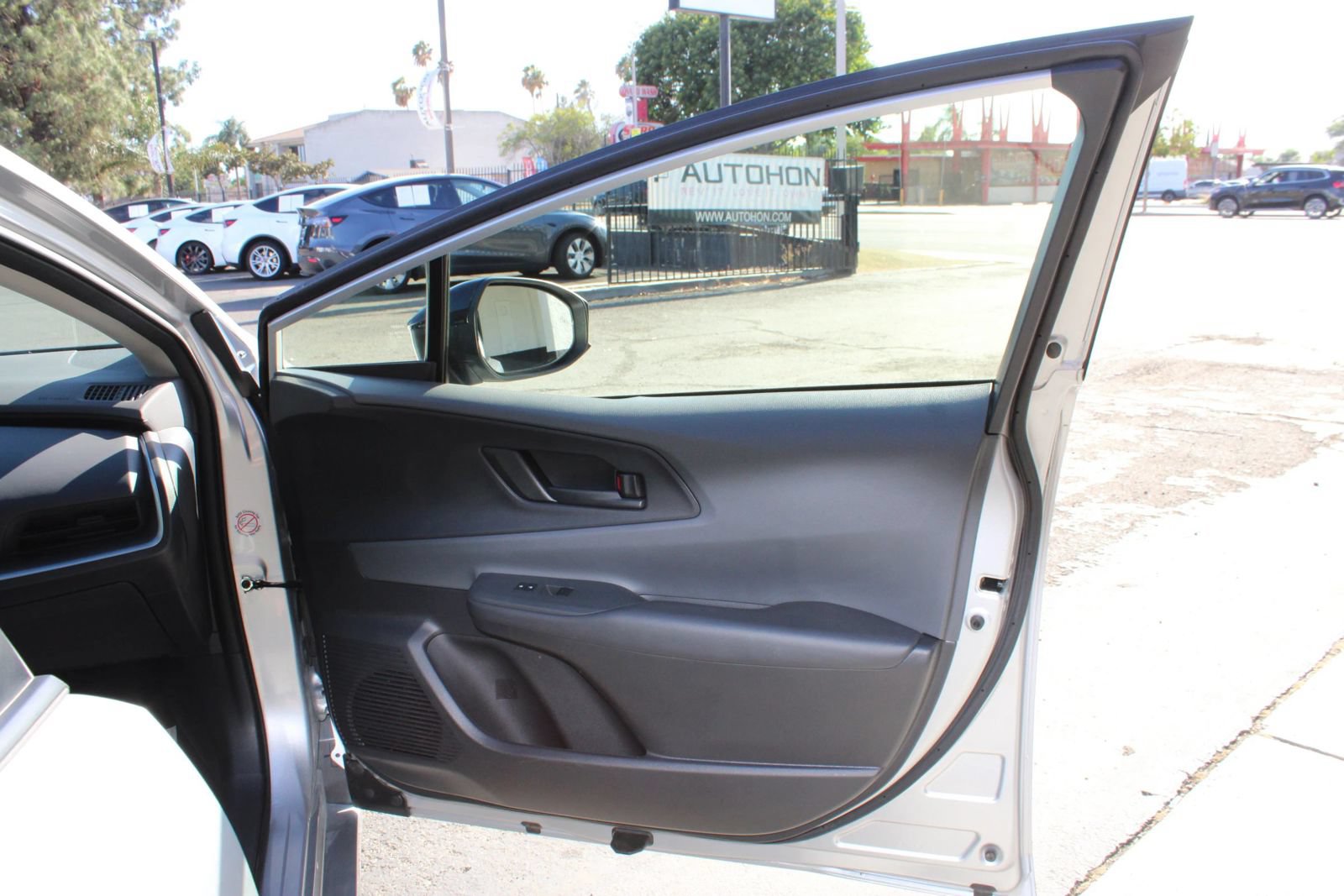 Used 2025 Toyota Prius LE FWD image 6