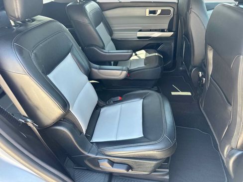 Used 2022 Ford Explorer XLT w/ Equipment Group 202A AWD/4WD image 19
