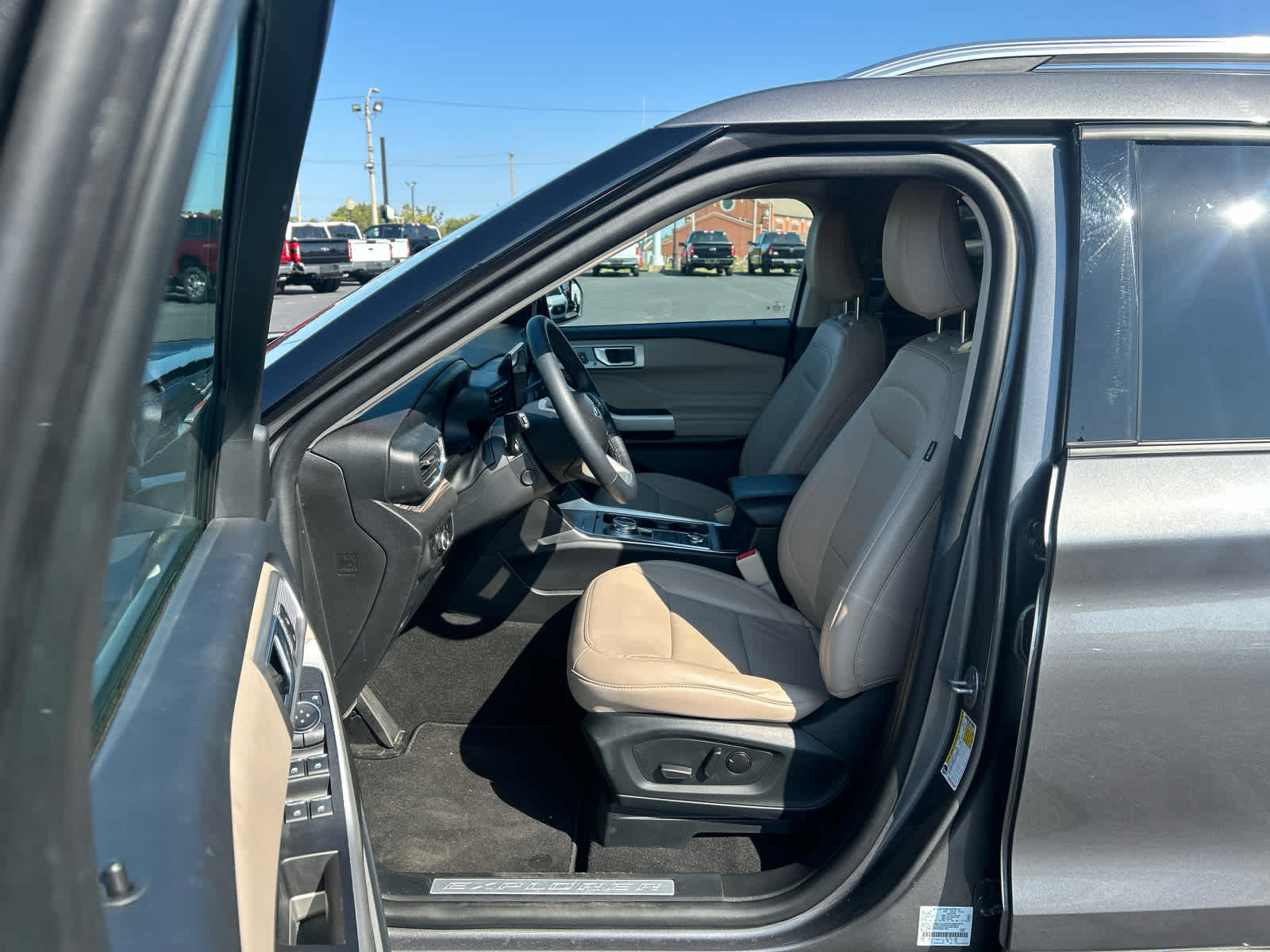 Used 2023 Ford Explorer Limited w/ Equipment Group 301A AWD/4WD image 16