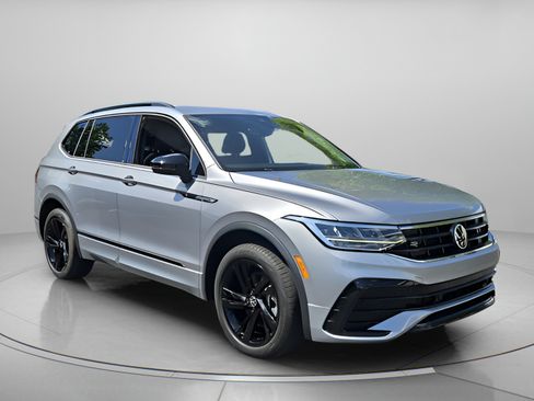 Certified 2023 Volkswagen Tiguan SE R-Line FWD image 7